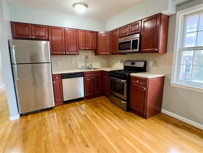 Building Photo - 2700 Summit Ave