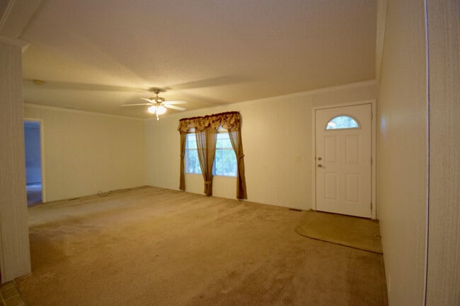 Building Photo - Spacious Home in the Country