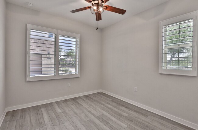 Building Photo - Gorgeous 4bed/3 bath End Unit Condo in Gil...
