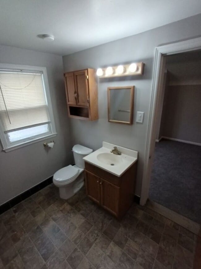 Building Photo - 3 bedroom/1.5 bath now available! $1300/mo!