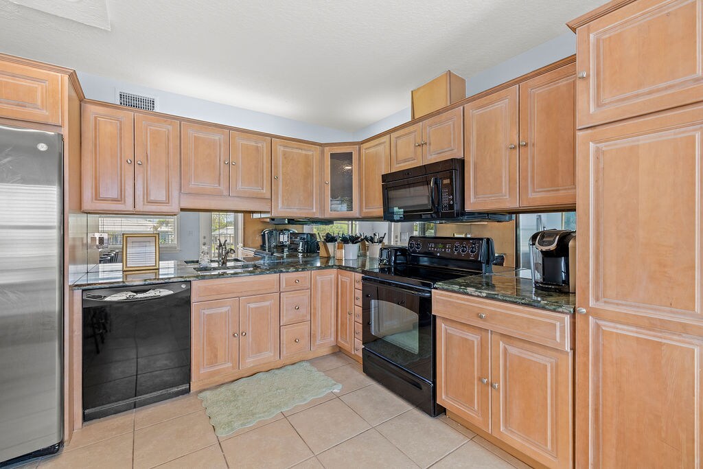 Building Photo - 23 Royal Palm Pt