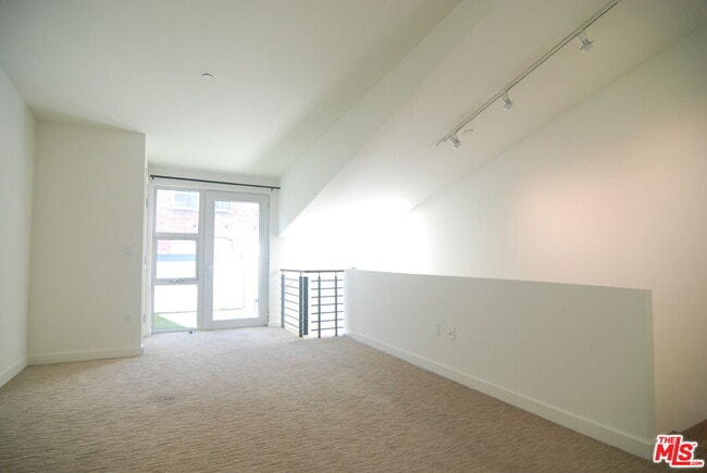 Building Photo - 940 E 2nd St