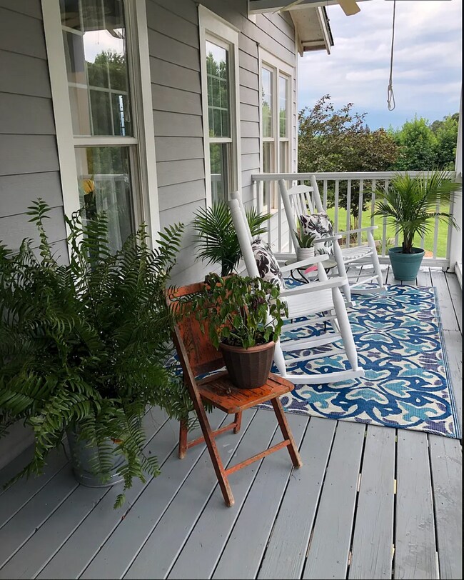 Building Photo - Turnkey Furnished Home on 5 Acres – Just B...