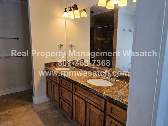 Building Photo - 985 Northcliffe Dr N