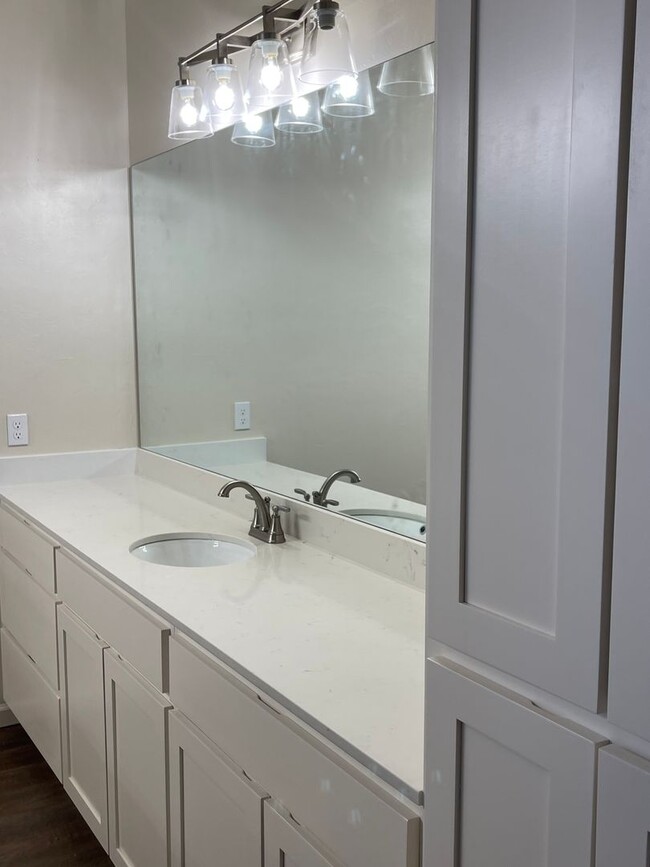 Building Photo - The Enclave-3 bed 2.5 bath home