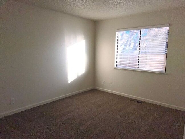 Building Photo - Reno Duplex - Garage, Dishwasher, Washer/Dryer, Central A/C