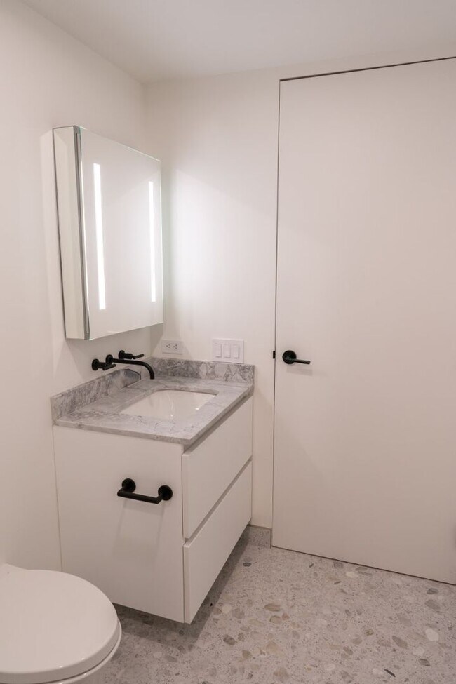 Building Photo - 2Bd/2Ba Seattle Condo