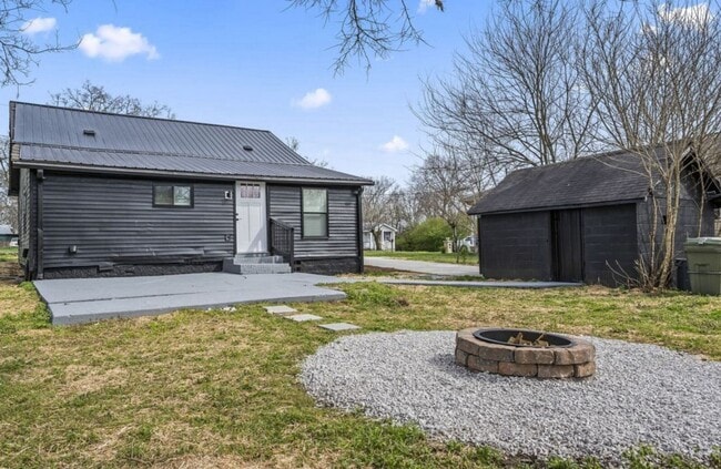 Building Photo - Charming 2BR Lebanon Home with Modern Updates & Large Yard