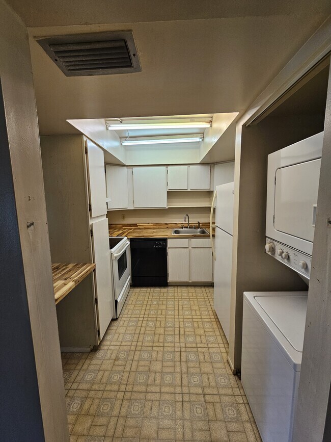 Building Photo - 593 Midway Dr