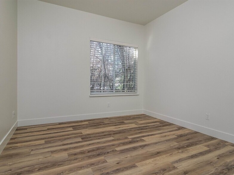 Building Photo - 150 S 800 E