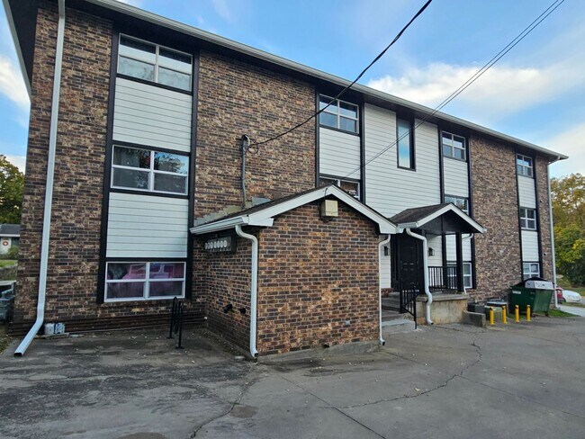 Building Photo - Like new large 2 bedroom apt coming available!