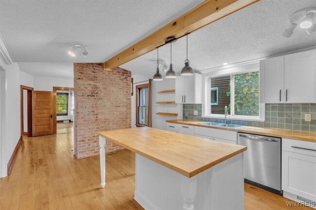 Building Photo - 260 Baynes St