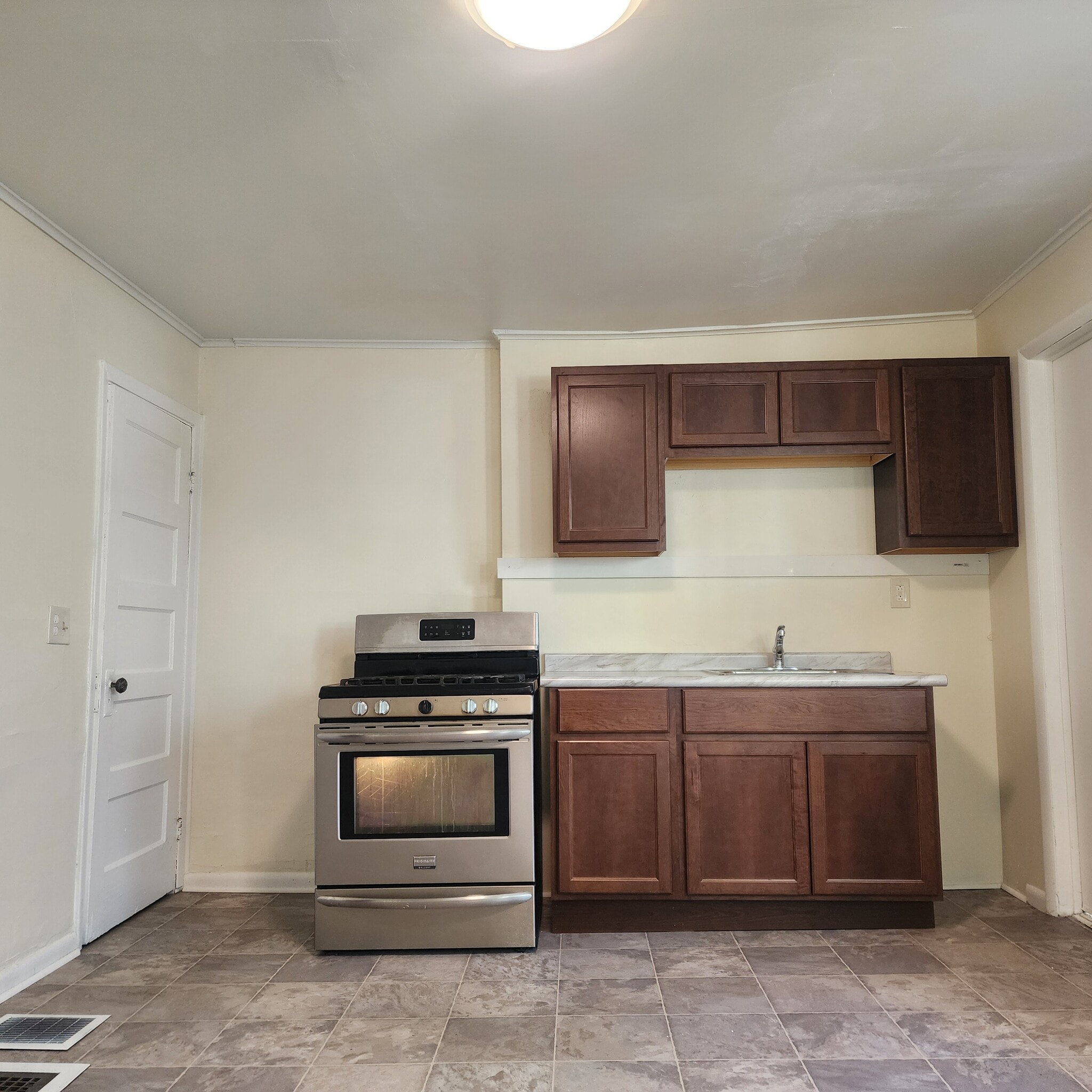 Kitchen - 113 Sterling St