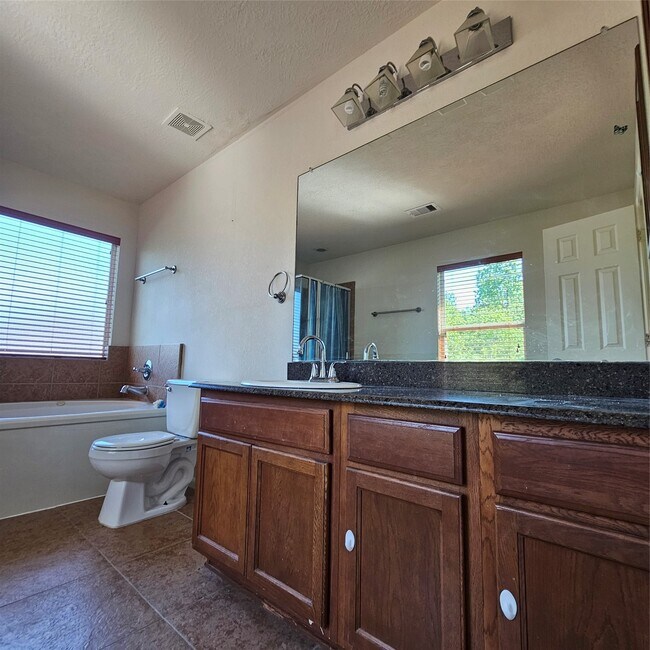 Building Photo - 11727 Madison Oak St