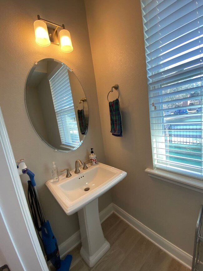 Building Photo - Beautiful 3 bedroom, 2.5 bathrooms  located in The Preserve of Oviedo on the Park