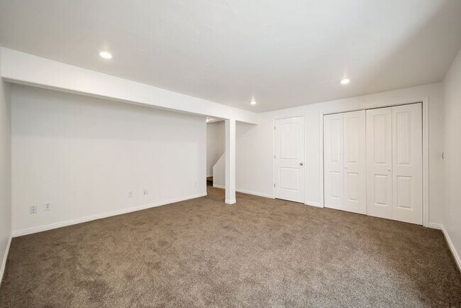 Building Photo - Awesome Townhome in Iverness Square in Murray