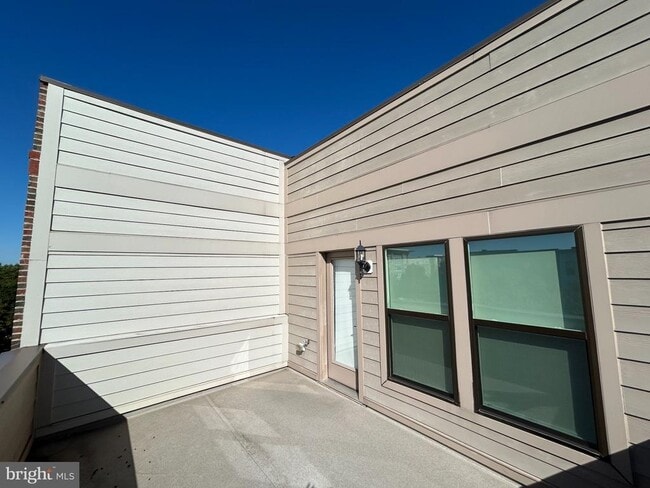 Building Photo - 913 King Farm Blvd