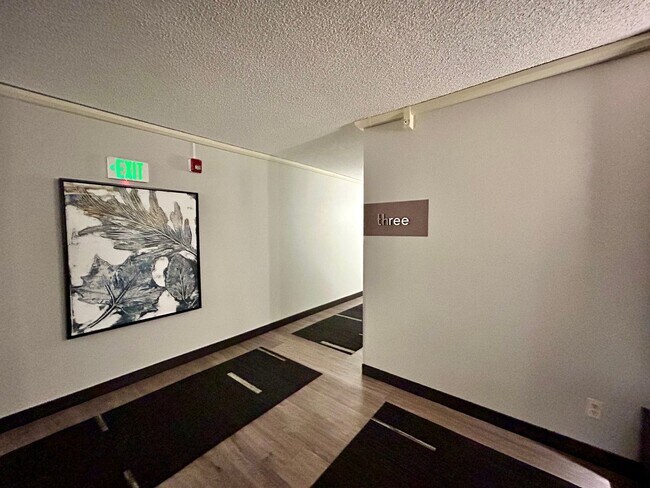 Building Photo - Horizon West Condo for Rent with South-side Views of the Flatiron Mtns