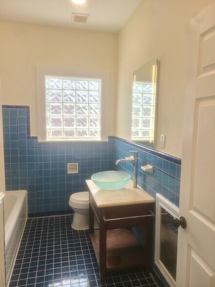 Bathroom - 4703 Chenevert St