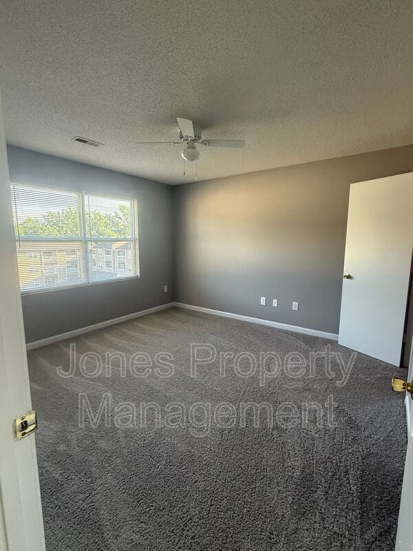 Building Photo - 301 Country Club Dr NE