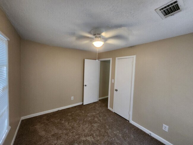 Building Photo - 2427 Young Dr