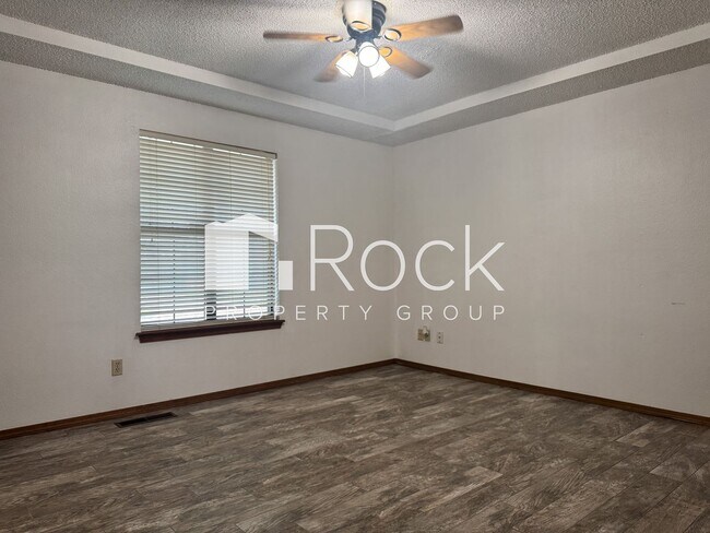 Building Photo - 3 Bedroom, 2 bath, 2 car garage home avail...