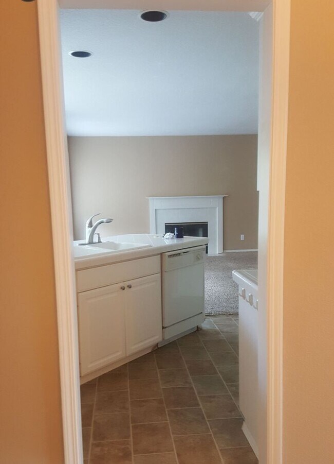 Building Photo - Great 4 bedroom in Bethany Area