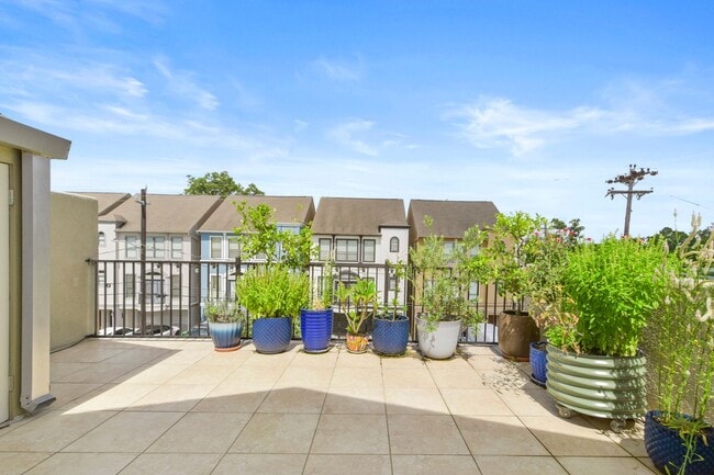 Building Photo - Luxury & Location: Spacious Home Minutes f...