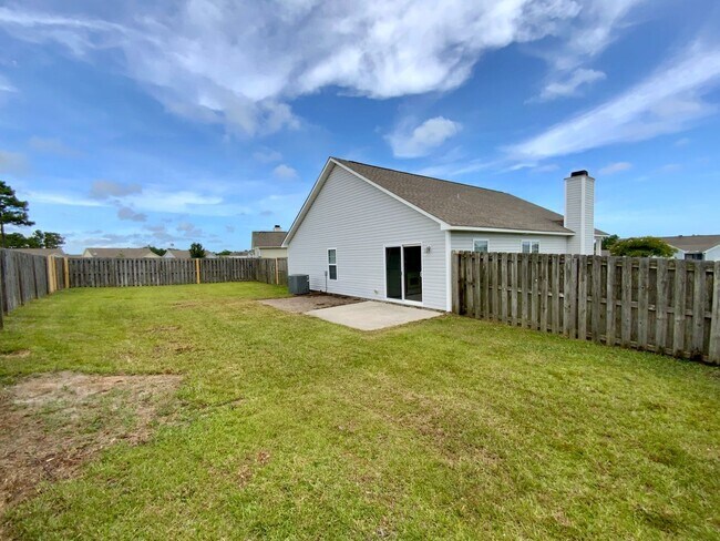 Building Photo - Beautiful 3 bedroom, 2 bath unfurnished home in Neighborhoods of Holly Ridge