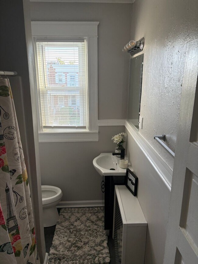Building Photo - Charming 3BR Townhome in Baltimore Lake Montelbello