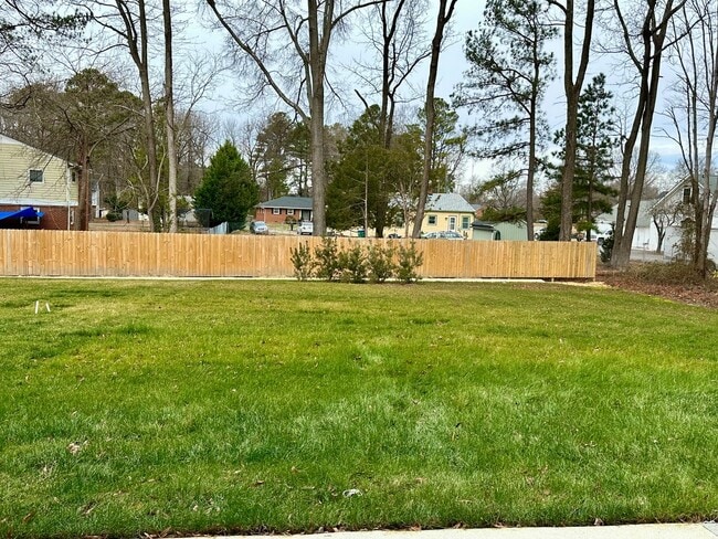 Building Photo - New Canterbury Townhouse