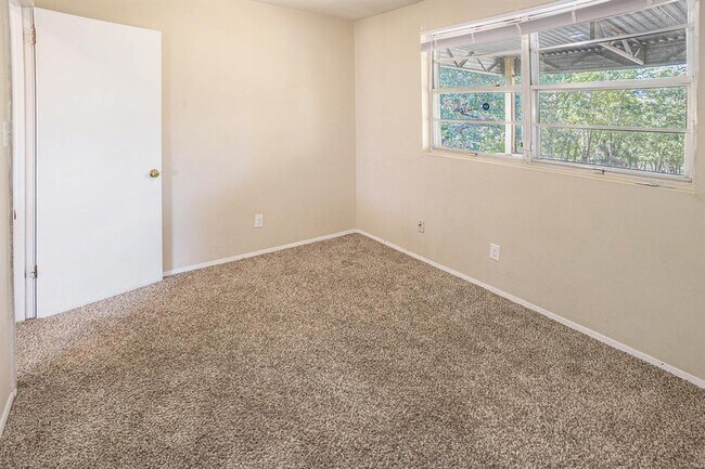 Building Photo - 1422 Flamingo Ln