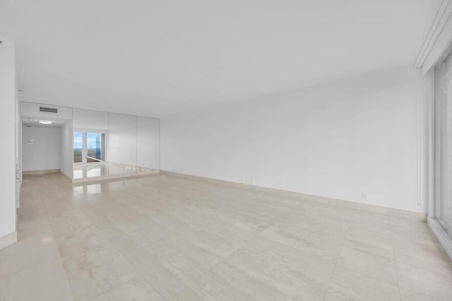 Building Photo - 529 S Flagler Dr