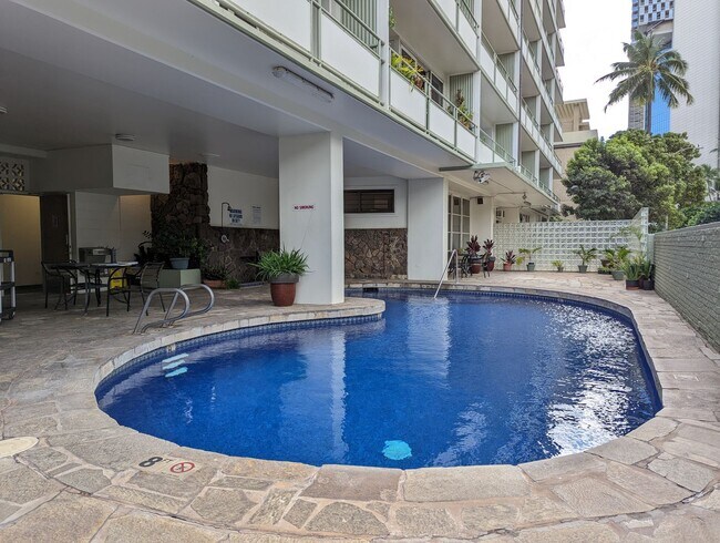 Building Photo - Rosalei 1 bedroom 1 bath with 1 parking stall