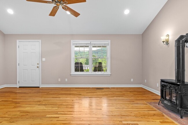 Building Photo - Haw Creek Gem