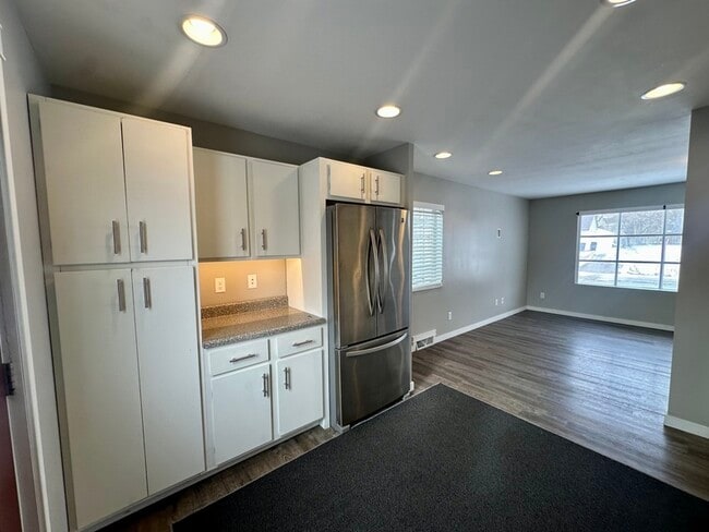 Building Photo - 2418 Wisconsin St SW