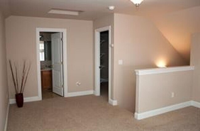 Building Photo - 3 Bedroom 2 Bath home with 2 car garage in Belgrade.