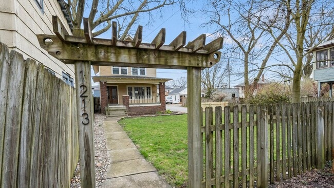 Building Photo - Single-family historic home in West Central with porch and private courtyard.