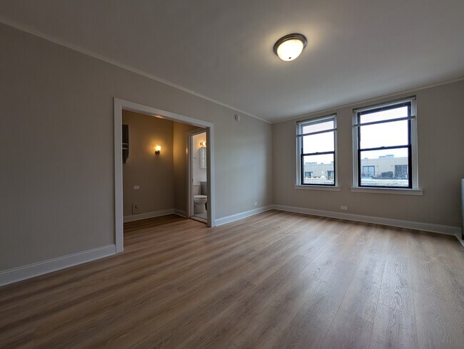 Building Photo - 3335 W Diversey Ave