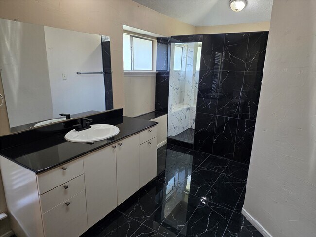 Building Photo - 12902 Skymeadow Dr