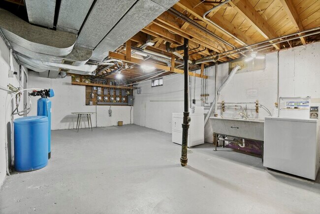 Building Photo - 426 Rushmore Ln