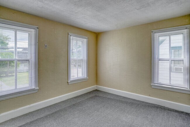 Building Photo - 132 W Mt Vernon St