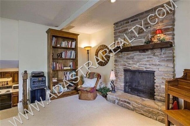Building Photo - Beautiful Duplex in Olathe-Available in JU...