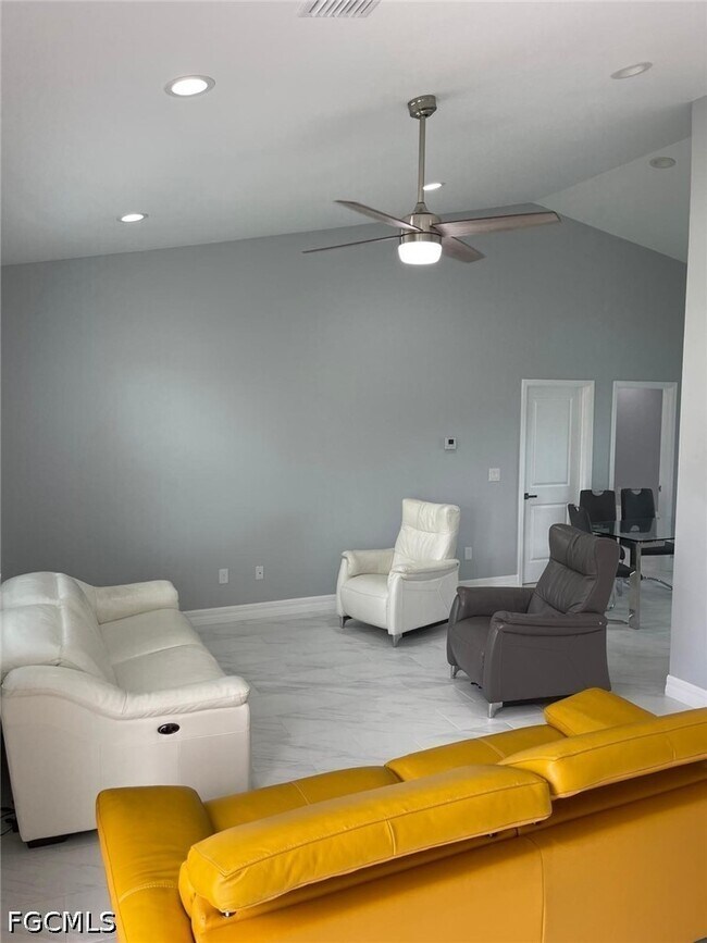 Building Photo - 132 SW 9th Ave