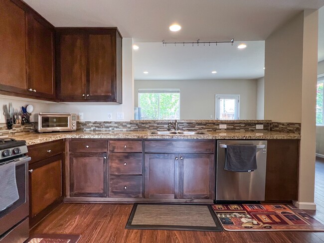 Building Photo - Great 3 Bedroom 2.5 Bathroom Townhouse End Unit!  2 Car Garage  + Washer & Dryer! Near Nike, Inte...