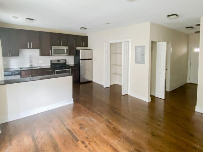 Building Photo - 1 bedroom in Chicago IL 60640