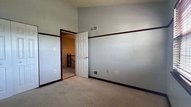 Building Photo - Lovely 3 bed, 2.5 bath townhouse in Seven ...
