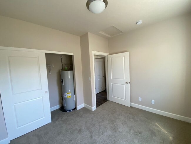 Building Photo - 1444 NW Canyon Dr