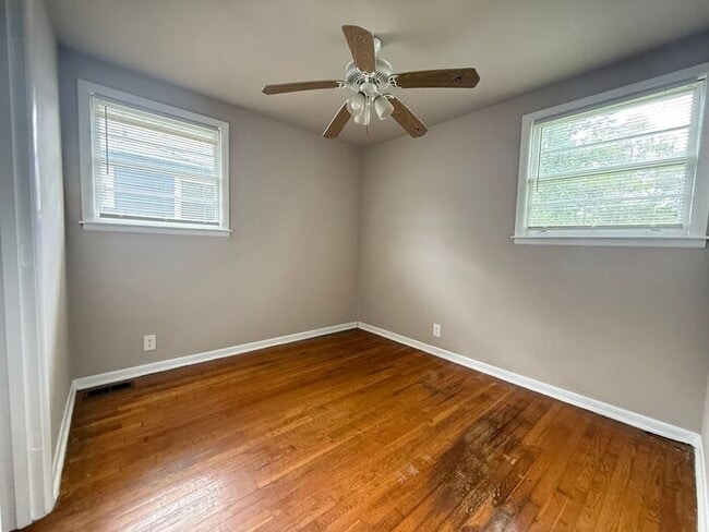 Building Photo - FOR RENT - 2 Bed Duplex in Madison! Large yard! Pets allowed!