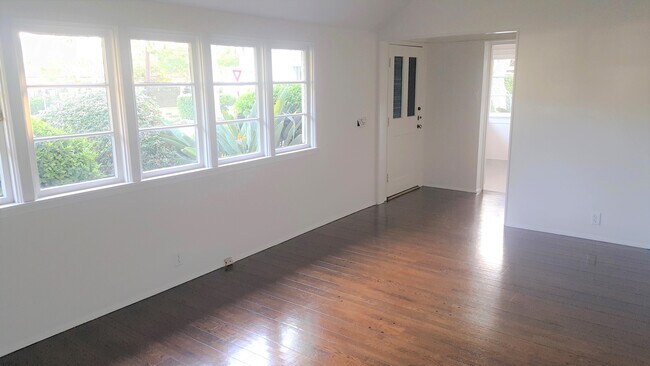 Building Photo - 8533 Rosewood Ave